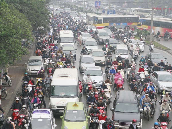 Ùn tắc giao thông thường xuyên diễn ra ở nội thành Hà Nội. Ảnh: Hồng Vĩnh
