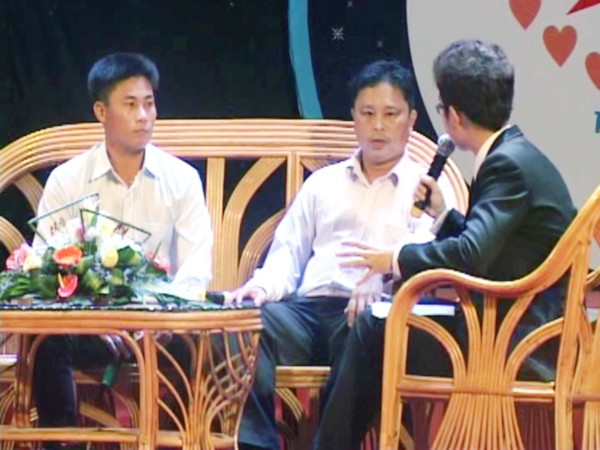 Thuyền trưởng Trần Hiền (bên trái) trong đêm giao lưu với khán giả truyền hình ở Quảng Ngãi