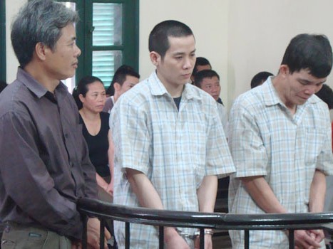 Bị cáo Nguyễn Thành Luân (giữa) và bố vợ (áo kẻ sọc) trước tòa