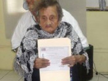 Cụ bà 100 tuổi tốt nghiệp tiểu học