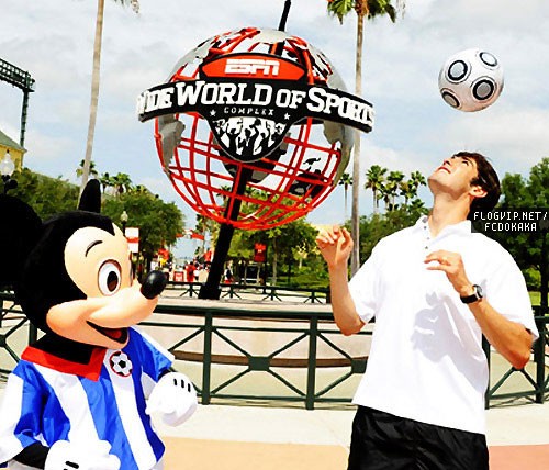 Kaka đá bóng với chuột Mickey