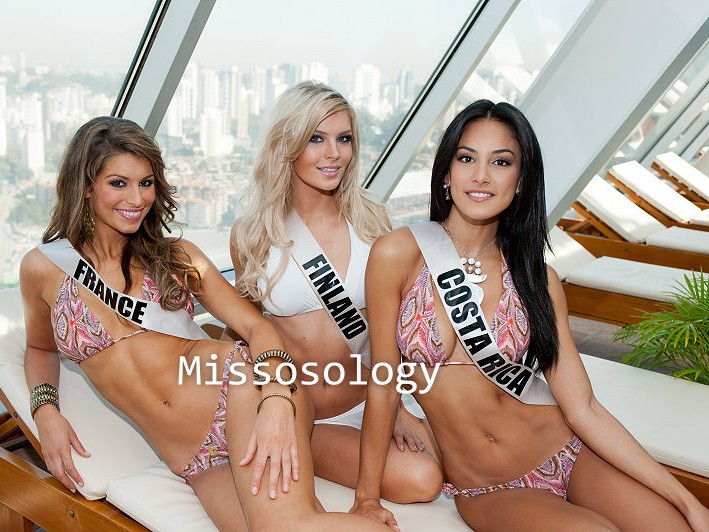 Miss Universe 2011 đổi bikini cho thí sinh vì quá bé