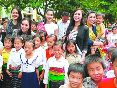 Hoa hậu và các người đẹp chia sẻ với các em học sinh trường Mầm non và Tiểu học Tam Văn (xã Tam Văn, huyện Lang Chánh, Thanh Hóa) - nơi chịu ảnh hưởng của đợt mưa lũ vừa qua. Ảnh: Hồng Vĩnh.