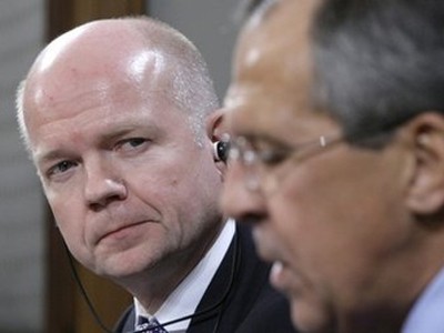 Ngoại trưởng Anh William Hague (trái) và Ngoại trưởng Nga Sergei Lavrov