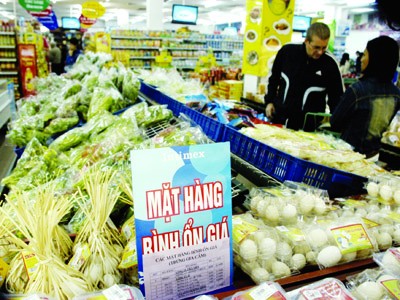 Hàng bình ổn giá bán tại siêu thị ở Hà Nội