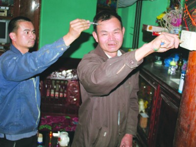 Hai bố con ông Thắng biểu diễn với dây điện trong nhà