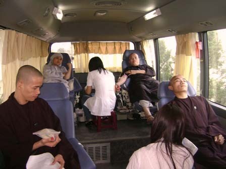 Tăng, Ni, Phật tử tham gia phong trào hiến máu tình nguyện
