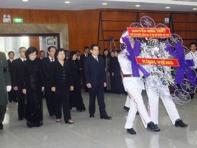 Chủ tịch nước Nguyễn Minh Triết cùng lãnh đạo Đảng, Nhà nước đến viếng GS Trần Văn Giàu