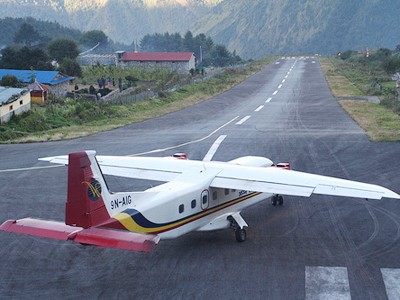 Máy bay Dornier của hãng Agni Air chuẩn bị cất cánh từ sân bay Lukla