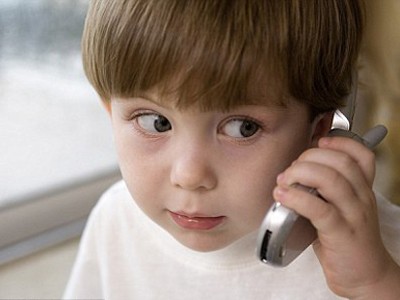 Điện thoại di động ảnh hưởng sức khỏe của trẻ