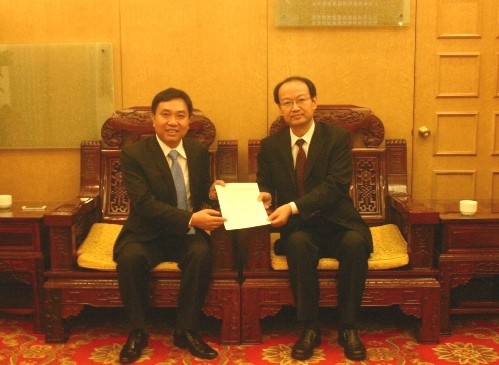 Đ/c Nguyễn Mạnh Dũng trao đổi với Bí thư Trung ương Đoàn TNCS Trung Quốc