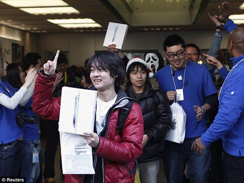 Dòng người vật lộn xếp hàng chờ mua New iPad