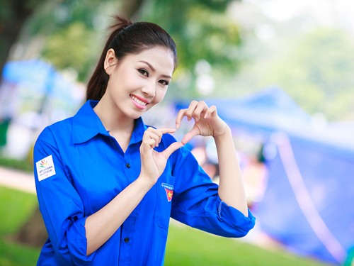 Nguyễn Thị Loan đẹp dịu dàng áo xanh tình nguyện