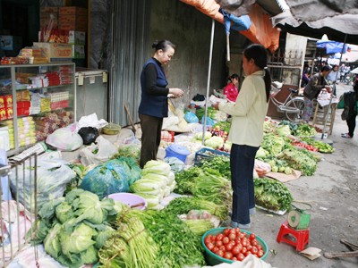 Giá xăng tăng kéo theo giá lương thực, thực phẩm Ảnh: Hồng Vĩnh