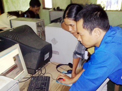 Hướng dẫn bạn trẻ truy cập Internet Ảnh: Trọng Phú