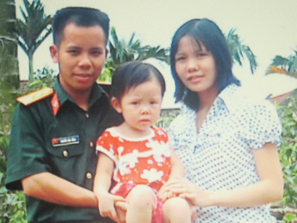 Trung úy Bằng, cô giáo Lê và con gái