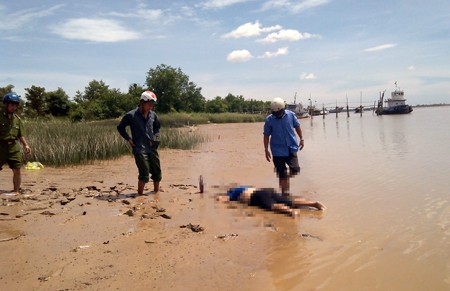 Một phụ nữ gieo mình xuống sông Lam tự tử