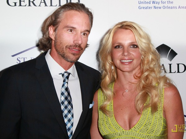 'Gái hai con' Britney ăn mặc gợi cảm đi dự tiệc