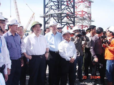 Thủ tướng Nguyễn Tấn Dũng thăm Trung tâm dịch vụ kỹ thuật dầu khí PTSC ở Bà Rịa - Vũng Tàu, ngày 15-7