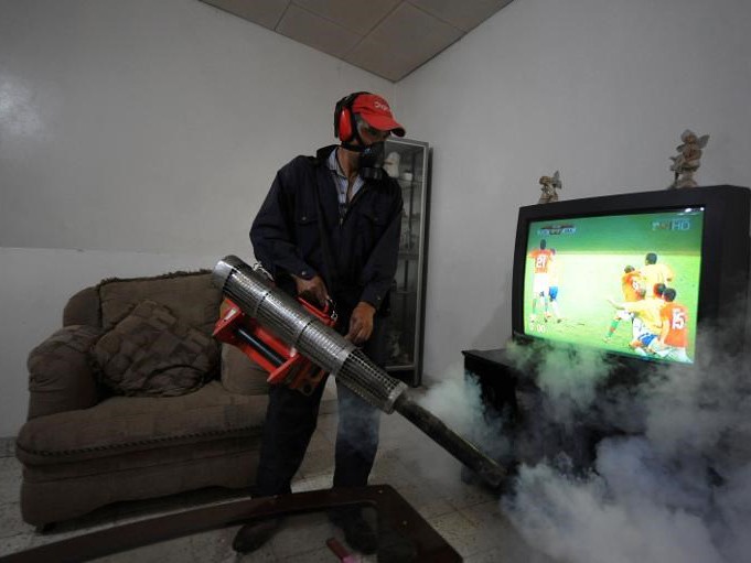 Phun thuốc diệt muỗi tại một căn hộ ở Brazil