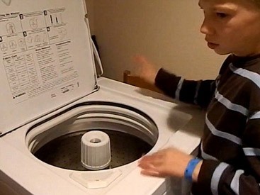 Cậu bé 10 tuổi chơi nhạc chuyên nghiệp trên... máy giặt