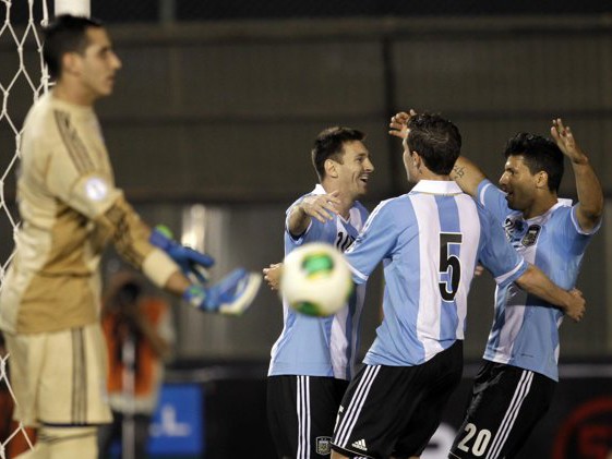 Messi lập cú đúp giúp Argentina giành vé tới Brazil