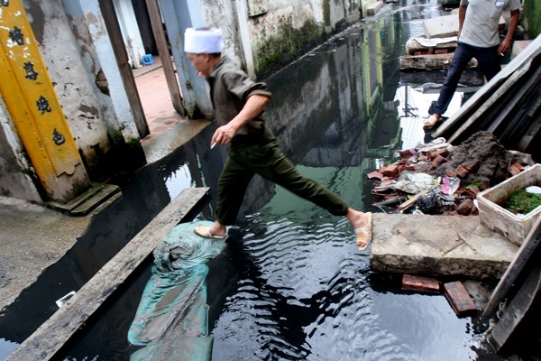 hải dùng các tấm bê tông, bap cát kê lại với nhau để tránh ngập nước.