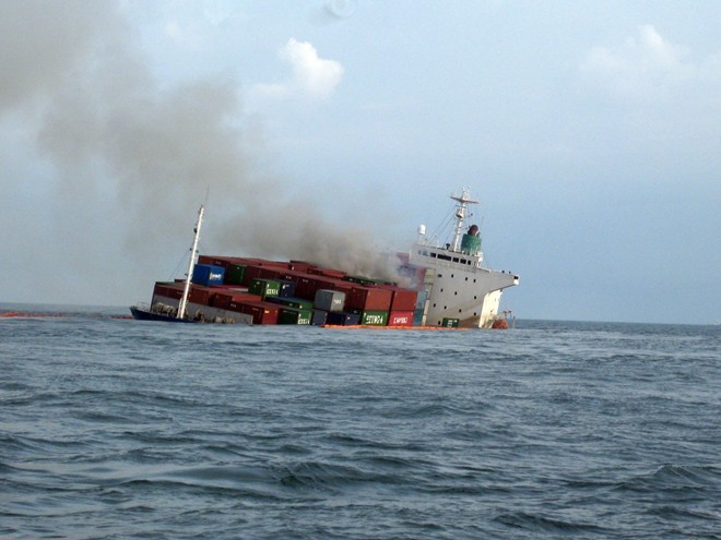 Hàng trăm container bốc cháy giữa biển Vũng Tàu