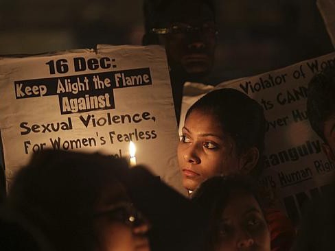 Sinh viên Ấn Độ thắp nến tưởng niệm 1 năm ngày mất của nữ sinh 23 tuổi thiệt mạng vì bị cưỡng hiếp tập thể trên xe bus ở New Delhi