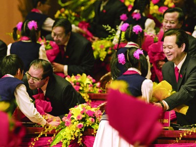 Thiếu nhi Thủ đô tặng hoa Đoàn Chủ tịch Đại hội