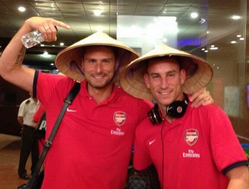 Sao Arsenal đội nón lá, tính chuyện thăm Hồ Gươm