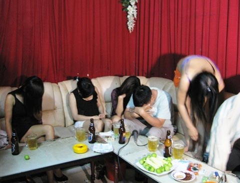 Các tiếp viên múa thoát y tại quán karaoke 72 Yersin, thành phố Nha Trang, bị bắt quả tang trong năm 2011