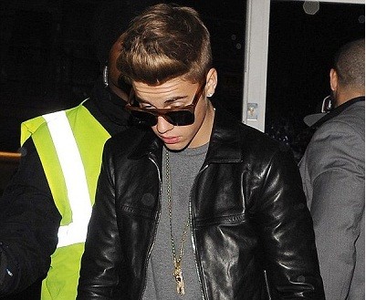 Justin Bieber tiệc tùng ‘bét nhè’ cùng gái lạ