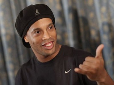 Ronaldinho suýt bị ăn đòn hội đồng