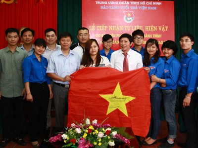 Trao hiện vật biển đảo cho Bảo tàng Tuổi trẻ Việt Nam