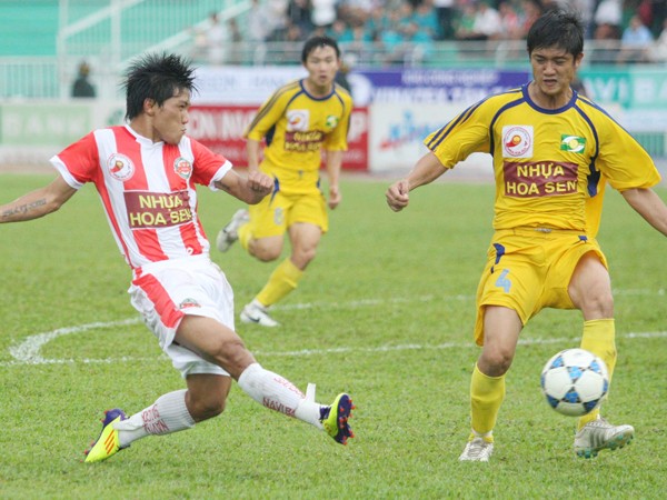 Một pha bóng trong trận đấu giữa Navibank SG và SLNA tại V.League Ảnh: Tường Vũ