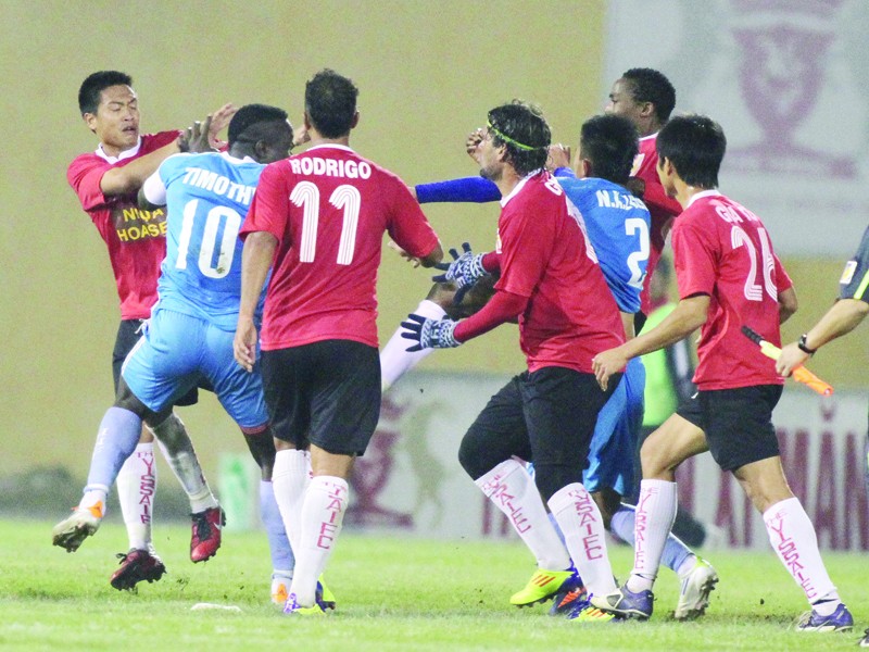 Cầu thủ hai đội cố gắng ngăn cản vụ xô xát giữa Timothy (10, xanh) và Hoàng Vissai Ảnh: VSI