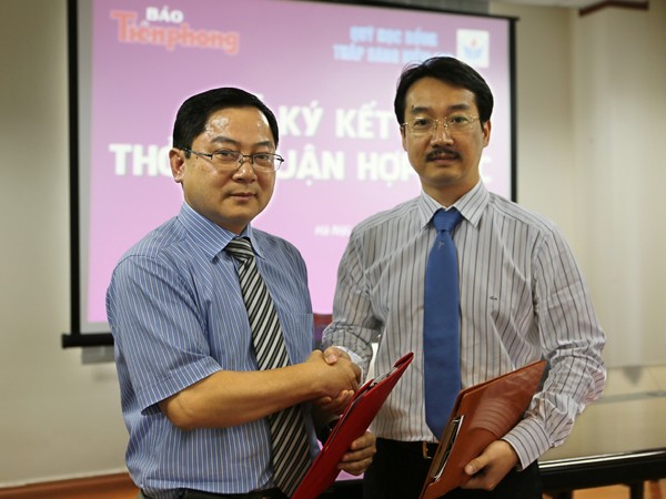 TBT báo Tiền Phong - ông Lê Xuân Sơn (trái) và Phó Chủ tịch Quỹ Thắp sáng niềm tin, ông Nguyễn Thiện Bảo, trong buổi ký thỏa thuận hợp tác