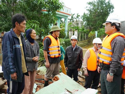 Phó Thủ tướng Hoàng Trung Hải (bìa phải) thăm hỏi người dân