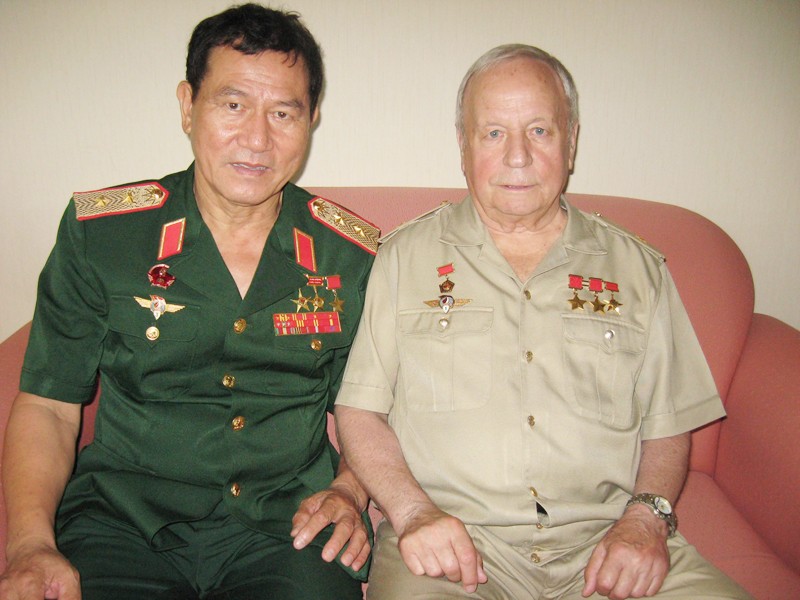Lưỡng quốc anh hùng Phạm Tuân (trái) và tam quốc anh hùng Gorbatco tại khách sạn Melia (Hà Nội) chiều 22-7. Ảnh: Hải Hà