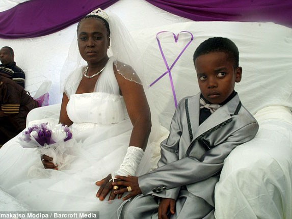 Cậu bé lên tám kết hôn với phụ nữ 61 tuổi