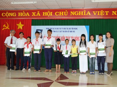 Tiền Phong và VWS trao học bổng cho học sinh nghèo vượt khó