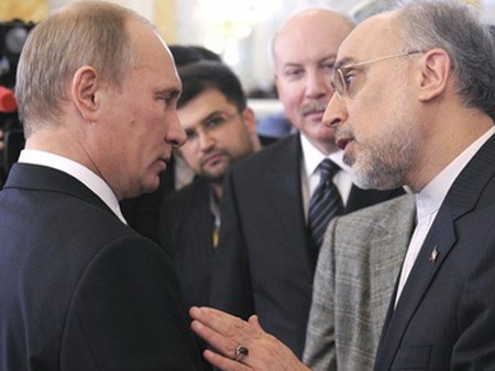 Thủ tướng Nga Vladimir Putin (trái) trong một cuộc gặp Bộ trưởng ngoại giao Iran Ali Akbar Salehi - Ảnh: Reuters