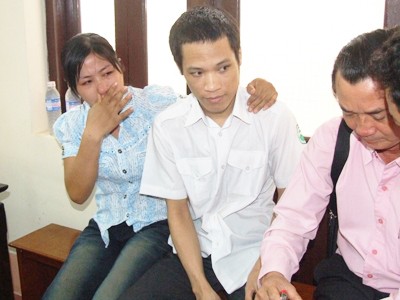 Lê Bá Mai (giữa) - bị cáo trong “Kỳ án Vườn Mít” từng 2 lần nhận án tử hình, vừa được tuyên vô tội. Ảnh: Hữu Vinh