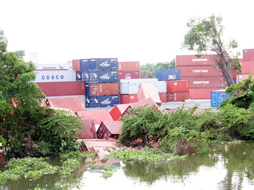 Sạt lở khiến gần 100 container 'chui' xuống sông