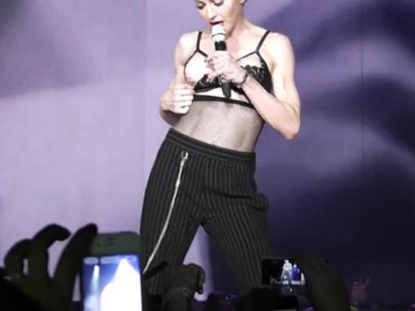 Madonna lột áo khoe ngực ngay trên sân khấu - Ảnh chụp từ YouTube