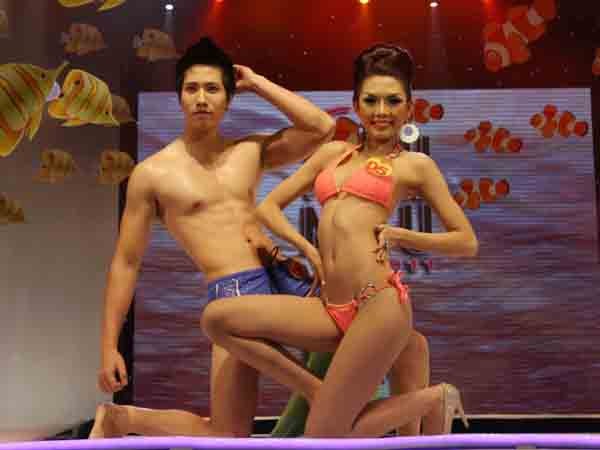 Trình diễn Bikini nóng bỏng đêm chung kết Siêu mẫu 2011