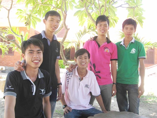 Các tân sinh viên trong Làng Trẻ em SOS Đà Nẵng. Ảnh: H. Văn