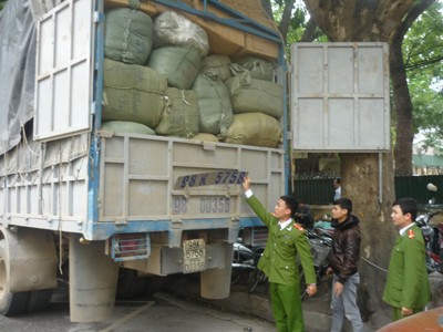 Bắt xe tải lắp biển số giả chở 10 tấn hàng lậu