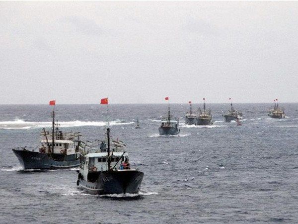 Tàu cá Trung Quốc tiến vào vùng biển quanh đảo đá Vành Khăn thuộc quần đảo Trường Sa của Việt Nam - Ảnh: THX
